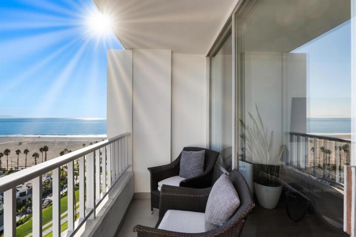 The violet-Santa Monica highrise beach front&view