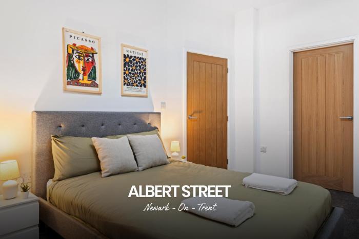 Bright and Modern 2-bed Home in Newark on-Trent by Renzo, Free Parking, Sleeps 5!
