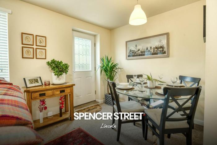 Cosy and Beautiful 2-bed Home in Lincoln by Renzo, Free Parking, Close to City Centre