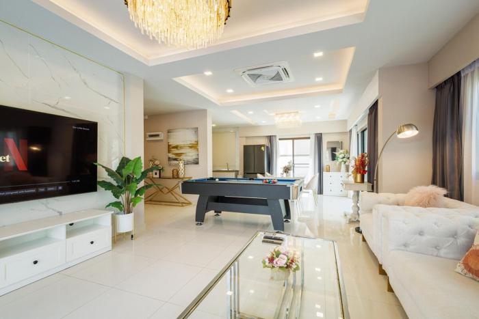 芭堤雅泳池四卧别墅 近四分方水上市场 可以住8人