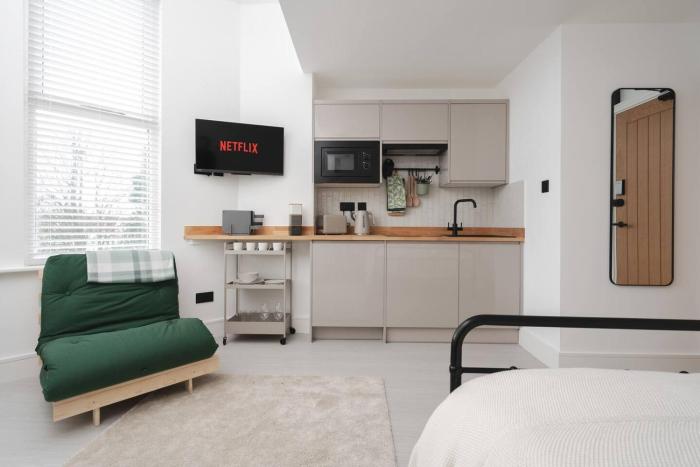 Independent Kitchen, Desk & Washer FreeParking