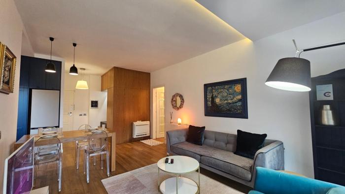 Luxury 2 BDR Apartment Bathtub & Lake View