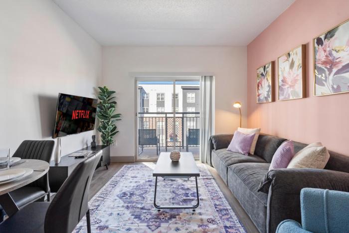 Bright Uptown Bliss - Free Parking, Walkable, Views