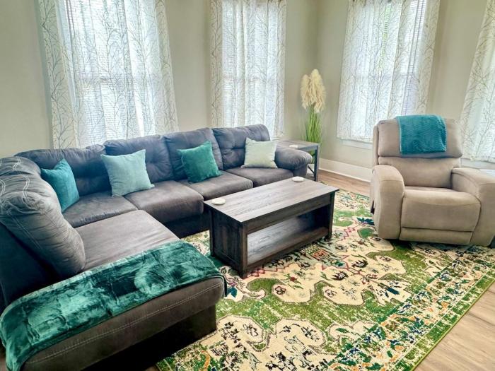 Bright & Airy 2BR 1BA Home Near The Riverfront