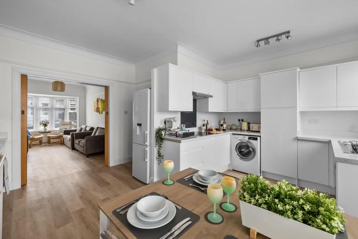Substantial 5 bedroom townhouse with disabled access apartment, private off road parking space with EV point from 15th April 26, jaccuzi bath, Netflix and Wifi, near Argyle, boutique shops eateries and pubs