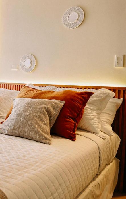 Equipetrol-Chic 2BR Apt King Beds, Fast WiFi, Pool, Top Location & Café Scene