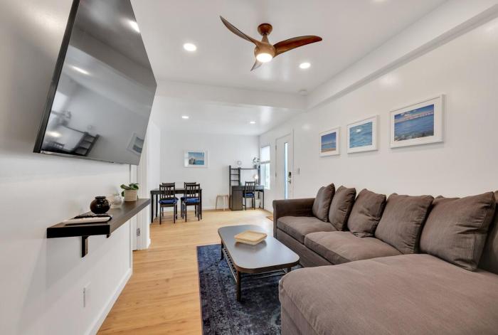 Harborside Suite 06 with Hot Tub and King Beds