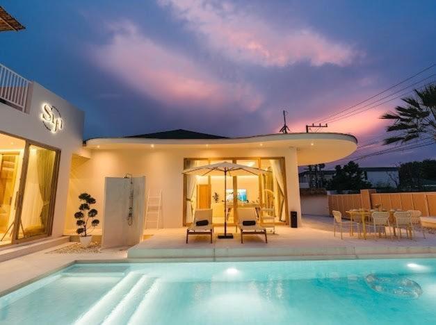 Villa Isla on the beach, by saya