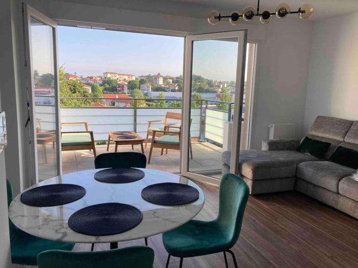 T2 centre ville Anglet dernier étage parking en sous-sol WIFI smart TV serviettes et draps inclus