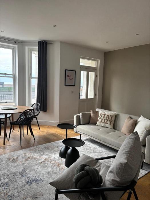 Beautiful 2 Bed Apartment on the Beach