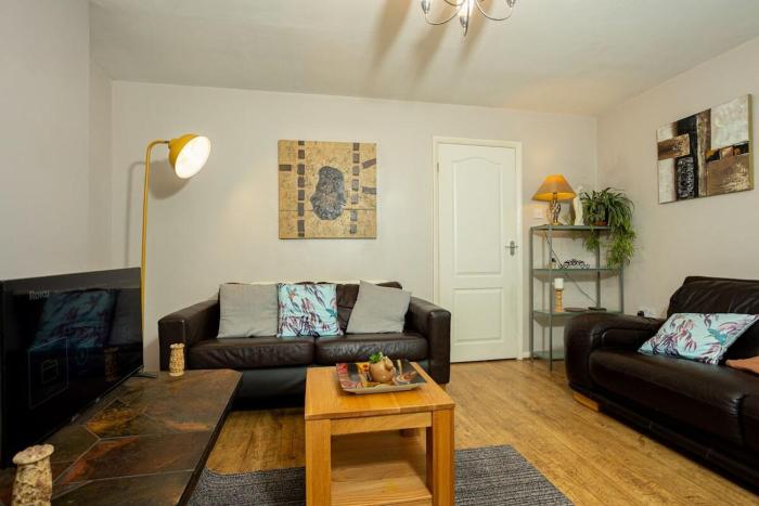 Charming and Cosy Home- Sleeps 4, Free Parking, Private Patio - Steps from Warwick Castle & Town! Perfect for Workstations, Races and Cotswolds Getaways! Book Now