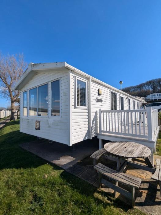 BEAUTIFULLY PRESENTED DOG FRIENDLY CARAVAN on VERY POPULAR LITTLESEA HOLIDAY HAVEN PARK WEYMOUTH