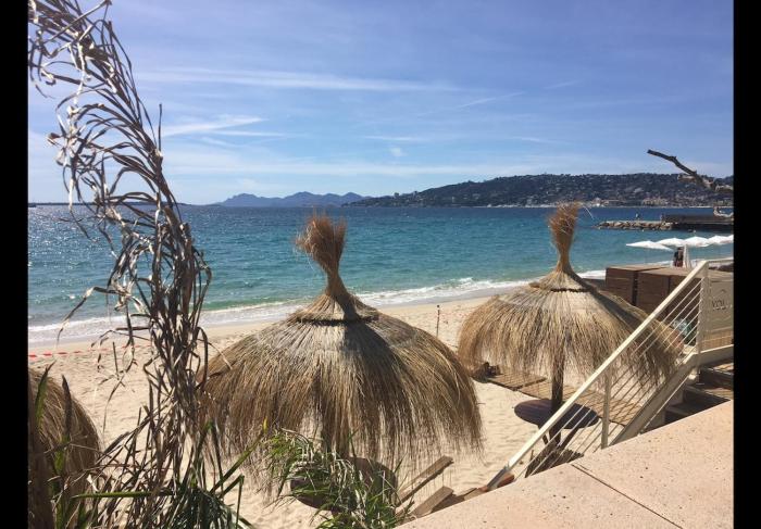 NEW renovated spacious 2 BR Apt AC 300m from Beach