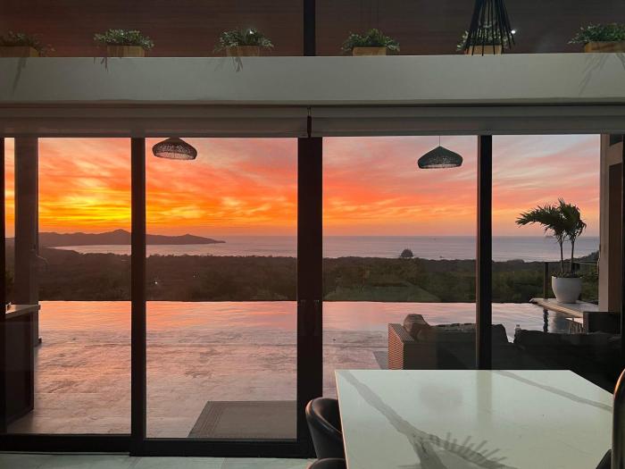 Infinity Edge Pool Oceanview 4 BR 4BA