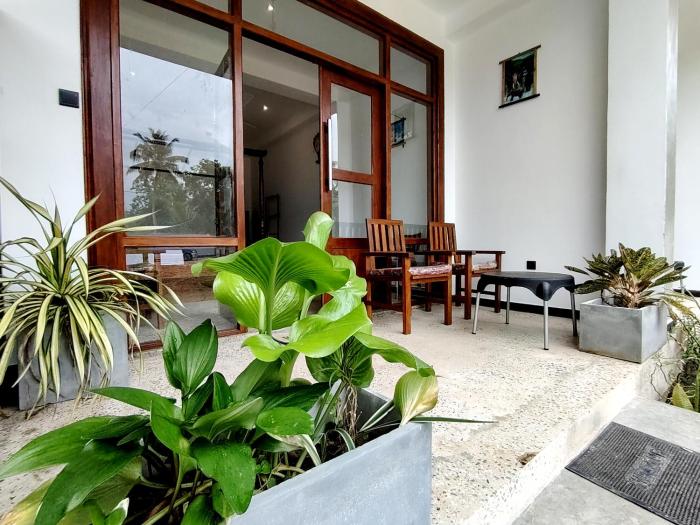 Surfing Pinthaliya - Midigama