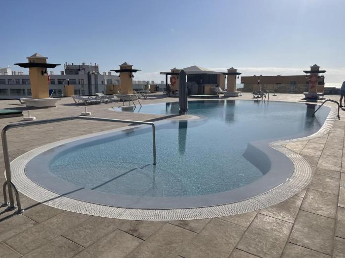 Puesta del sol en playa arena