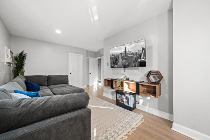 Spacious Luxe Stay Sleeps 16 20 Min to NYC