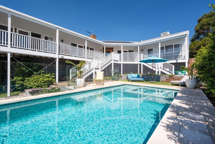 Mt Martha Coastal Retreat - Pool & Water Views