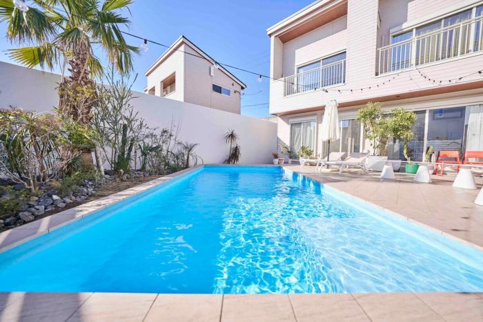 Aqua Villa with Pool, Sauna, and 100 inch 4K Projector, 5-minute walk from Fujitsu Park Sea