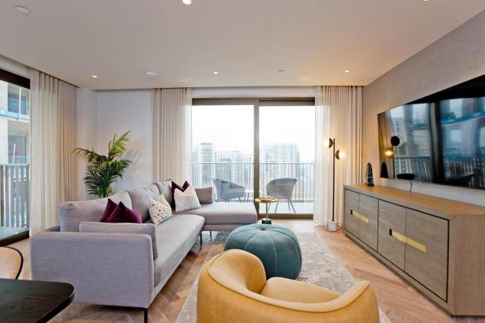 Luxury Living with City Views with Pool and Gym AC