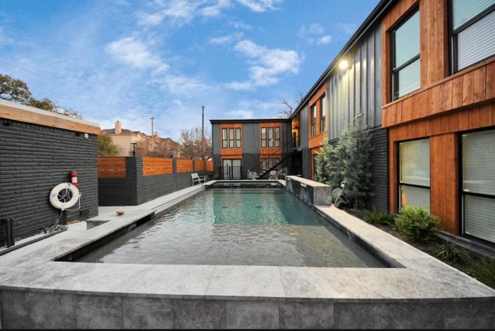 2BR Central Montrose apt with pool and in unit washer and dryer