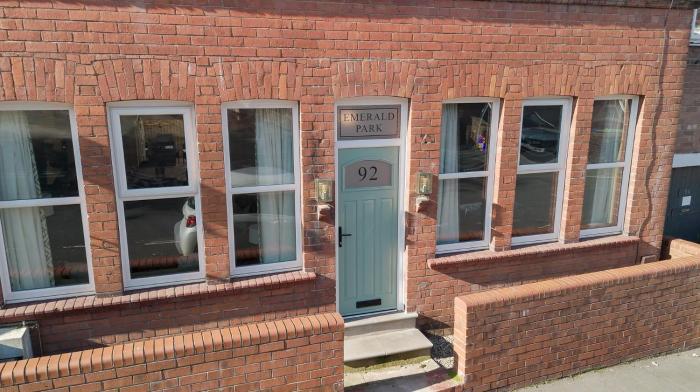 Emerald Park - HOT TUB & GAMES ROOM!