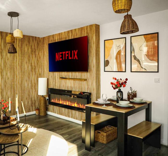 Bradford City Centre Walk To Trains, Dining, 65 Smart TV, Perfect For Working Professionals