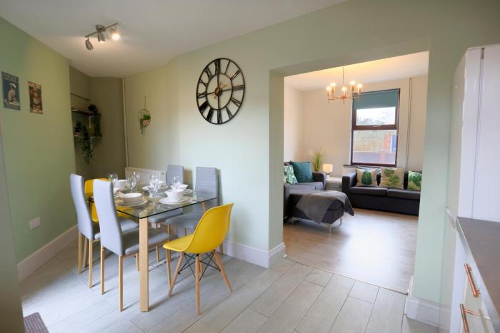 2 Bed Home-Cheltenham-Sleeps 6-Work or Leisure