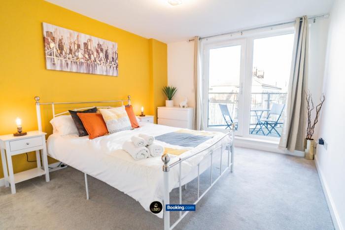 Spacious 2 Bedroom Apt By LS2G Short Lets & Serviced Accommodation Greater London With Free WIFI