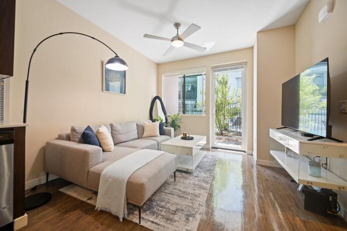 Chic 1BR Retreat with Pool, Gym & Jacuzzi in Mid Wilshire & Miracle Mile