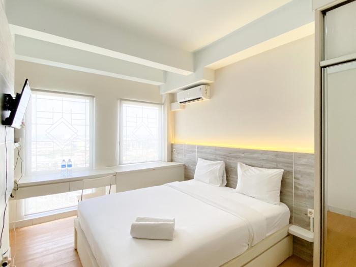 Modern Look and Comfy Studio Patraland Urbano Apartment By Travelio