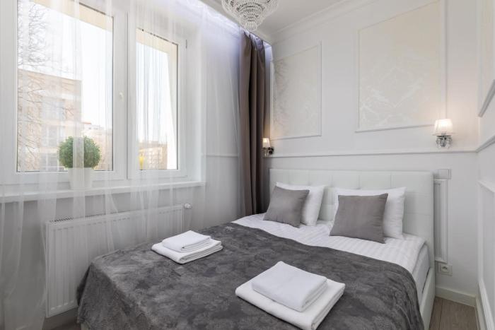 Glamour Apartment Miła with Balcony in Warsaw by Noclegi Renters
