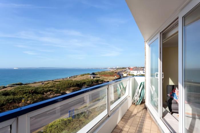 Coastal Views-2 bedroom, 2 bathroom flat in Southbourne with balcony and panoramic sea views