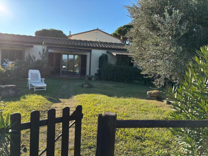 Casa "Ale" con piscina comune e bellissimo giardino a 5 minuti dal mare