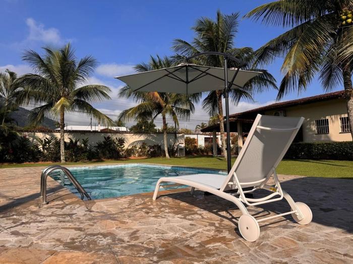 Refúgio Tropical com Piscina Fantástica no Centro da Cidade em Caraguatatuba