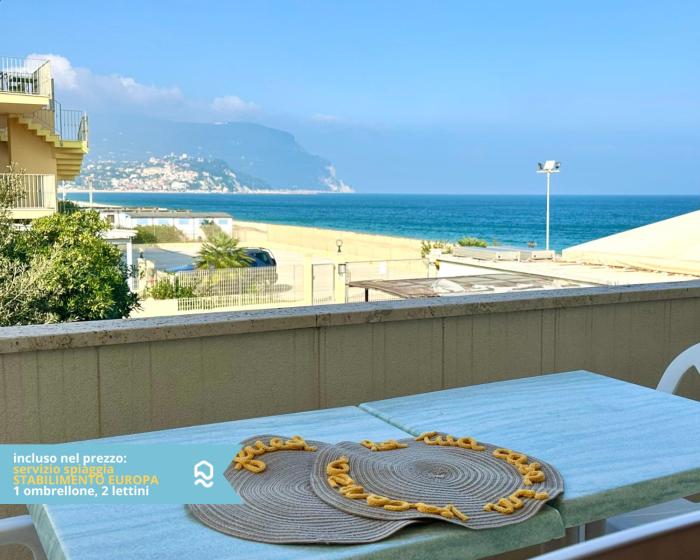 RS320 - Marcelli, bilocale in residence fronte mare 1p