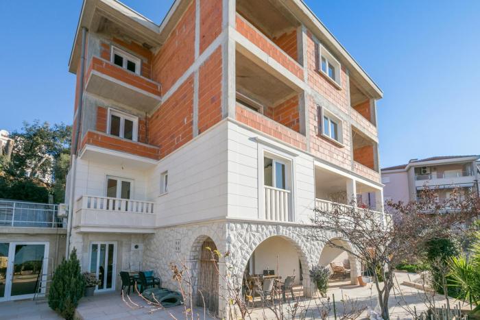 Apartments with parking space Trogir - 23979