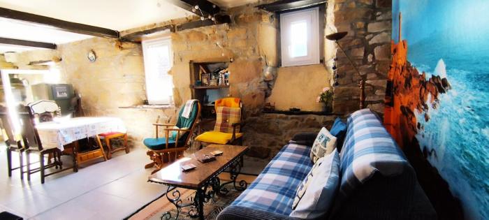 Coeur de granit rose, meublé alliant le charme de lauthentique breton et du confort, classé 3 étoiles, à 5mn de 13 plages de la réputée cote de granit rose