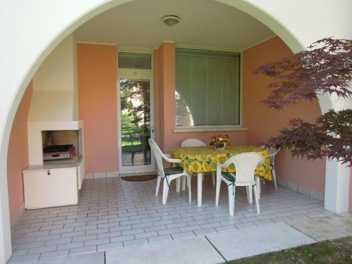 Spacious apartment with terrace and pool in Bibione