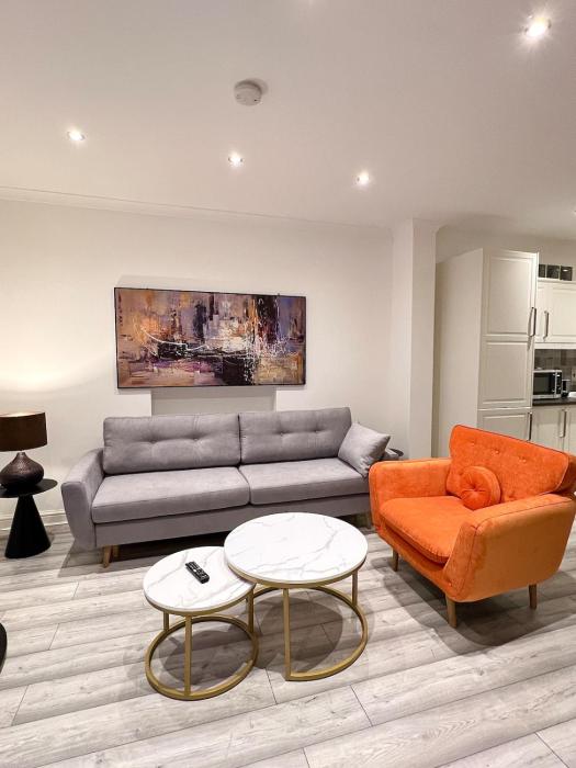 Luxury home in prime location Steps from WoodGreen