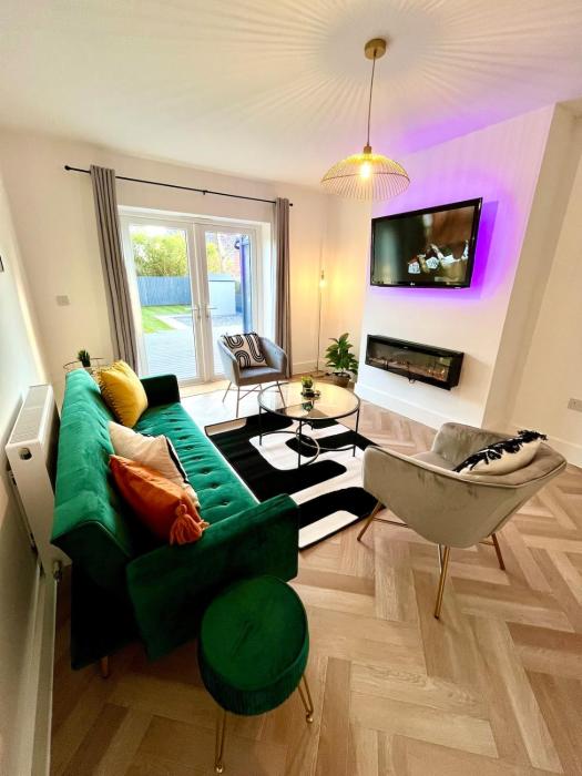 Waterside House - Luxury Home near Alton Towers & Trentham - Free Parking & Garden