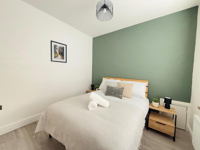 Comfy 4 Bed Home - Port Talbot - Perfect for Contractors & Families