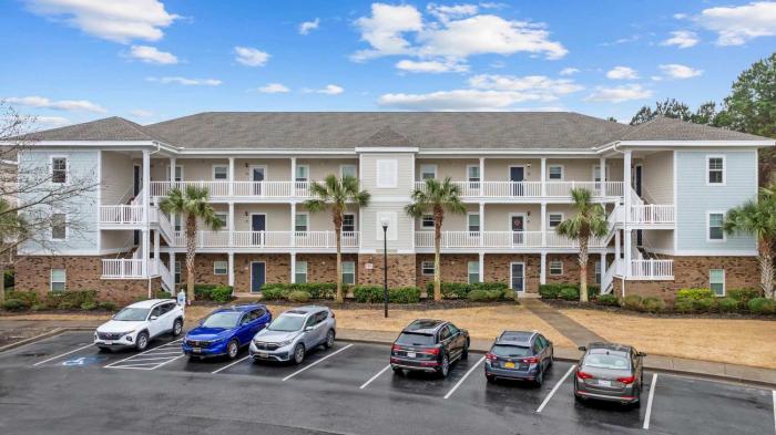 Spacious 2BR Retreat with Pool Access - Barefoot