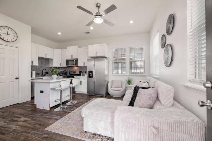 Modern and Serene Oasis Mins from Downtown Houston