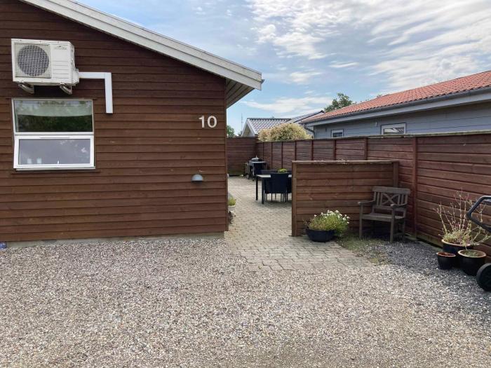 Lovely Summer House Near The Beach