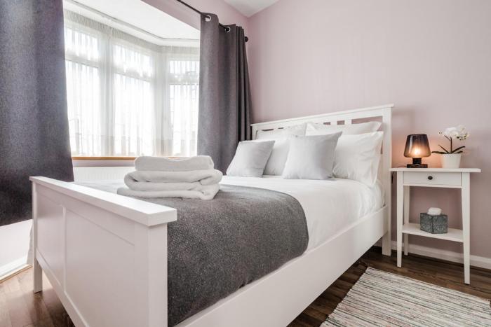 Entire 4-Bedroom Home Surrey