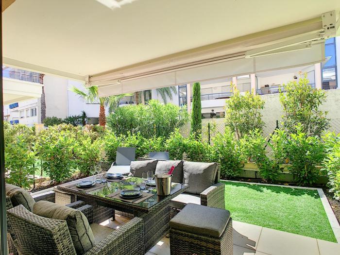 Palm beach apartment with swimming pool in a residence