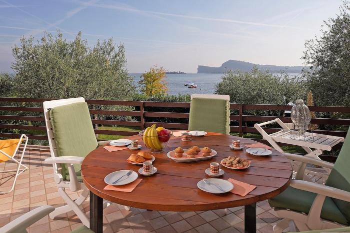 Front lake Villa with huge garden