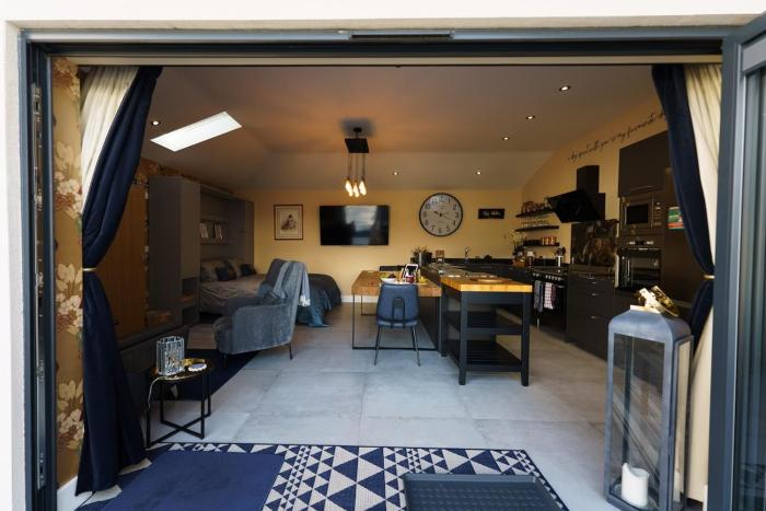 Chic 1bed , Luxury Kitchen Area , Parking , WiFi