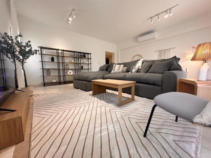 Apartment in boulevard overlooking swimming pool